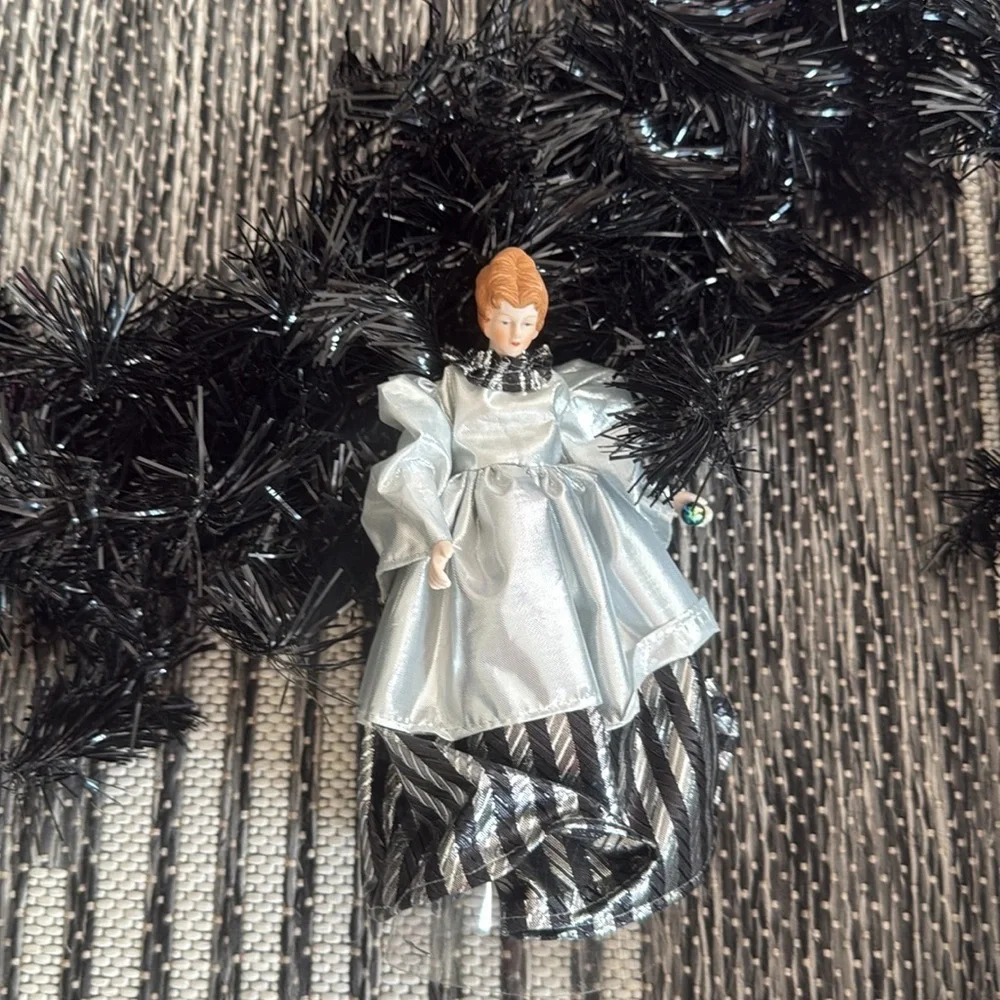Elegant Silver Holiday Door Bell Decoration ( Garland and Tree Topper